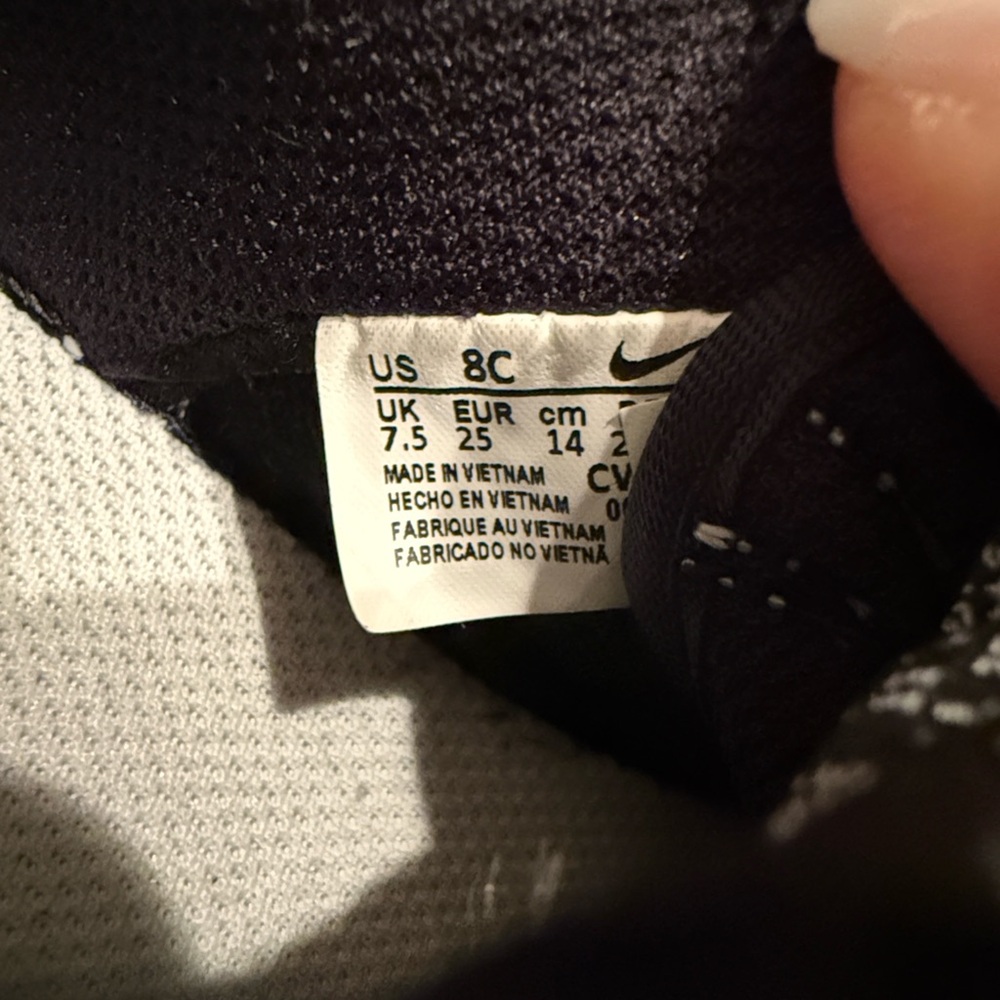 Nike Kids Black and White Low-Top Sneakers - Picture 3 of 4